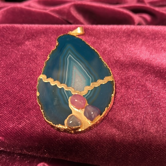 Agate Geode Slice Pendant gilded with gold plating and three gemstones. - Picture 9 of 12